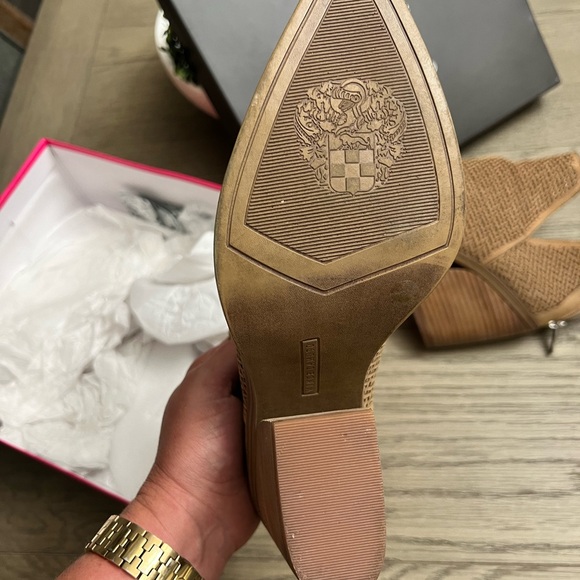 Vince Camuto Gibella Tan Tortilla Western Bootie 8.5 EUC - Picture 3 of 3